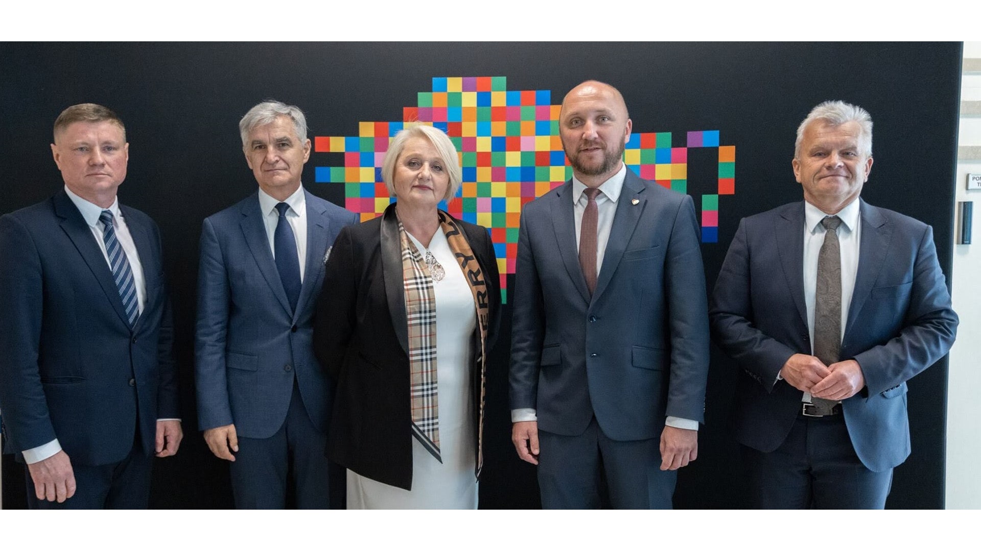 Zarząd Województwa Podlaskiego: marszałek Łukasz Prokorym, wicemarszałkowie Wiesława Burnos i Marek Malinowski oraz członkowie zarządu Bogdan Dyjuk i Jacek Piorunek, fot. podlaskie.eu/Mateusz Duchnowski